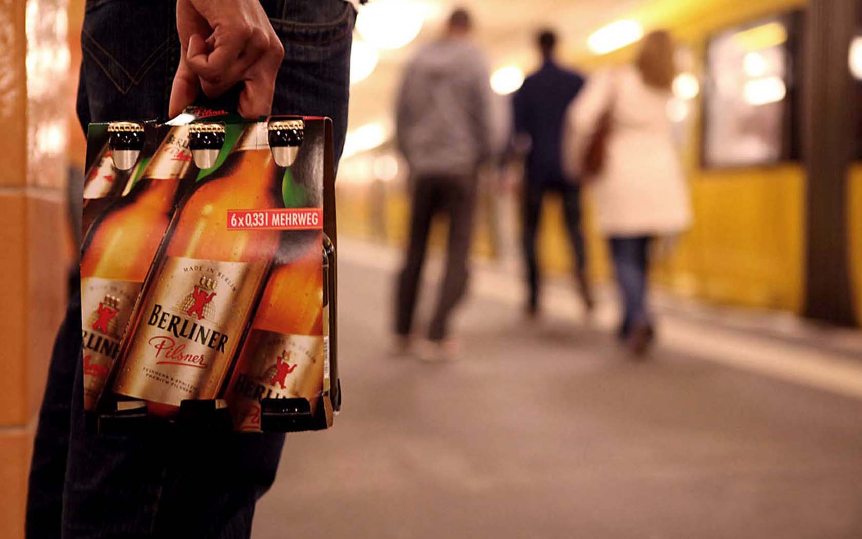 Foto Berliner Pilsner Kampagne Flasche Sixpack U-Bahn