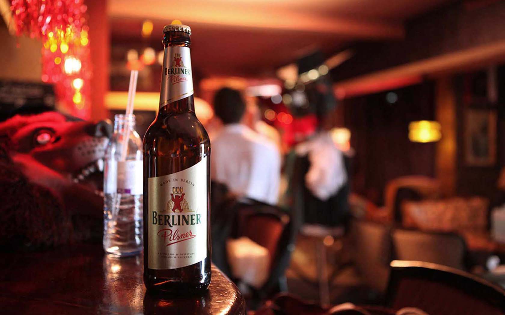 Foto Berliner Pilsner Kampagne Flasche Etikett Club Bar